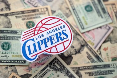 KYIV, UKRAINE - 23 Şubat 2025 Los Angeles Clippers basketbol takımı rozeti büyük miktarlarda Amerikan dolarının üzerinde.