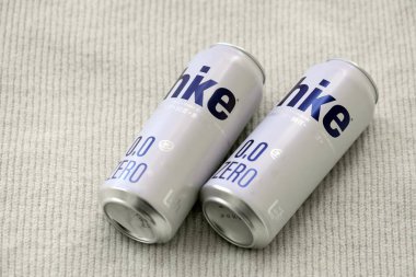 KYIV, UKRAINE - 19 Nisan 2025 Alüminyum kutularda sıfır alkolsüz bira. Bira markası logosunu kapatıyoruz.