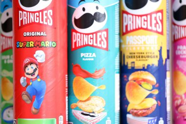 KYIV, UKRAINE - 19 Nisan 2025 Sınırlı Versiyon Pringles Süper Mario 'nun etrafındaki temalı tüpleri kapatın, oyuncu grafikler ve markalaşma içeriyor