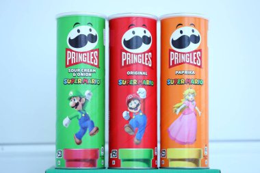 KYIV, UKRAINE - 19 Nisan 2025 Sınırlı Versiyon Pringles Süper Mario 'nun etrafındaki temalı tüpleri kapatın, oyuncu grafikler ve markalaşma içeriyor