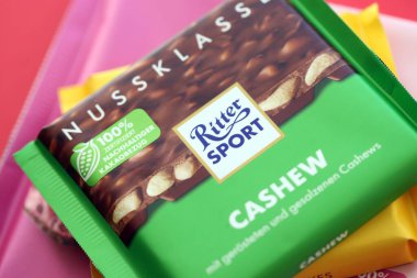 KYIV, UKRAINE - 19 Nisan 2025 Birkaç Ritter çikolatası yakın plan kağıdında. Knusperflakes tadı Kaju NussKlass ve Fruity Duo ile