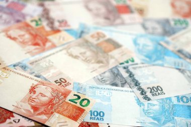 Brezilya Reais banknotları. Mevcut Brezilya gerçek para faturaları masada büyük miktarda yatıyor. Brezilya 'da iş ve yatırım kavramı