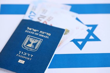 İsrail Yeni Şekelleri 'nin banknotları ve pasaportu bayrağın üzerinde. İsrail 'in mevcut para faturaları ve biyometrik geçiş bayrağında büyük miktarda yer alıyor. İsrail 'de seyahat ve tatil kavramı