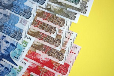 Pakistan banknotları sarı arka planda. Pakistan 'ın mevcut para faturaları büyük miktarda masada yatıyor. Pakistan 'da iş ve yatırım kavramı