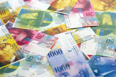 İsviçre frangı banknotları. Mevcut frank para faturaları büyük miktarda masada yatıyor. İsviçre 'de iş ve yatırım kavramı