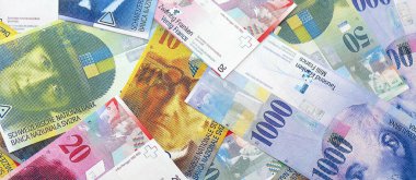 İsviçre frangı banknotları. Mevcut frank para faturaları büyük miktarda masada yatıyor. İş ve yatırım kavramı