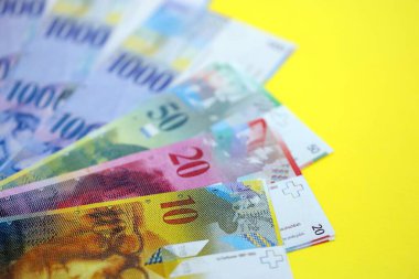 Sarıya İsviçre frangı banknotları. Mevcut frank para faturaları büyük miktarda masada yatıyor. İsviçre 'de iş ve yatırım kavramı