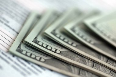 Masada 1040 bireysel gelir vergisi iadesi formuyla birlikte büyük miktarda Amerikan doları banknotları var. ABD 'de vergilendirme ve muhasebe kavramı