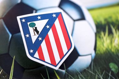 KYIV, UKRAINE - 23 Şubat 2025 Atletico de Madrid futbol kulübü rozeti futbol arka planında yer alıyor