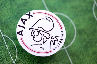 KYIV, UKRAINE - 23 Şubat 2025 AFC Ajax futbol kulübü rozeti futbol sahasının arka planında yer alıyor