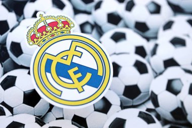 KYIV, UKRAINE - 23 Şubat 2025 Real Madrid CF futbol kulübü rozeti futbol topu arka plan pankartıyla yatar