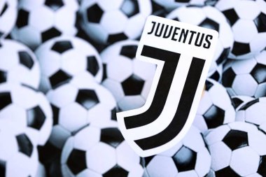 KYIV, UKRAINE - 23 Şubat 2025 Juventus FC futbol kulübü rozeti futbol topu arka plan pankartıyla yatar