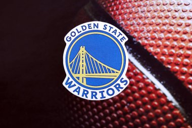 KYIV, UKRAINE - 23 Şubat 2025 Golden State Warriors basketbol takımı rozeti basketbol arka plan pankartında yatıyor
