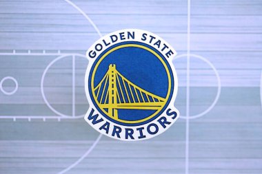 KYIV, UKRAINE - 23 Şubat 2025 Golden State Warriors basketbol takımı rozeti basketbol stadyumunun arka plan pankartında yatıyor