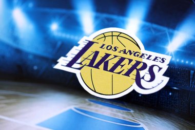 KYIV, UKRAINE - 23 Şubat 2025 Los Angeles Lakers basketbol takımı rozeti basketbol stadyumunun arka planında asılı.