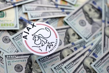 KYIV, UKRAINE - 23 Şubat 2025 AFC Ajax futbol kulübü rozeti büyük miktarlarda Amerikan doları üzerinde yatıyor