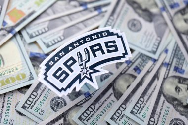 KYIV, UKRAINE - 23 Şubat 2025 San Antonio Spurs basketbol takımı rozeti büyük miktarda Amerikan dolarına yakın.