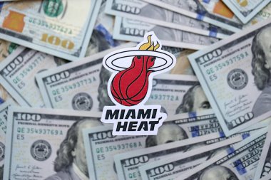 KYIV, UKRAINE - 23 Şubat 2025 Miami Heat basketbol takımı rozeti yüzlük banknotların üzerinde.