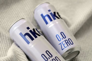 KYIV, UKRAINE - 19 Nisan 2025 Alüminyum kutularda sıfır alkolsüz bira. Bira markası logosunu kapatıyoruz.