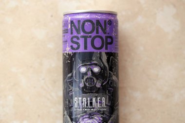 KYIV, UKRAINE - 19 Nisan 2025 Stalker ve alüminyum maskeli karakterlerin sınırlı sayıda üretilmiş enerji içeceği kapatılabilir
