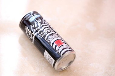 KYIV, UKRAINE - 19 Nisan 2025 Coca Cola OREO Sıfır Şekerli içecek 250 ml kutusunda. Kurabiye aromalı meşrubat işbirliği. Sınırlı üretim ürünü