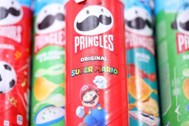 KYIV, UKRAINE - 19 Nisan 2025 Sınırlı Versiyon Pringles Süper Mario 'nun etrafındaki temalı tüpleri kapatın, oyuncu grafikler ve markalaşma içeriyor