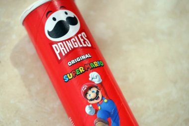 KYIV, UKRAINE - 19 Nisan 2025 Sınırlı Versiyon Pringles Süper Mario 'nun etrafındaki temalı tüpü kapatın, oyuncu grafikler ve markalaşma içeriyor