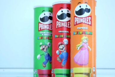 KYIV, UKRAINE - 19 Nisan 2025 Sınırlı Versiyon Pringles Süper Mario 'nun etrafındaki temalı tüpleri kapatın, oyuncu grafikler ve markalaşma içeriyor