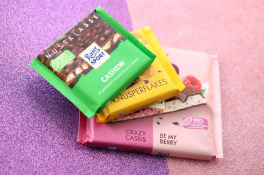 KYIV, UKRAINE - 19 Nisan 2025 Birkaç Ritter çikolatası yakın plan kağıdında. Knusperflakes tadı Kaju NussKlass ve Fruity Duo ile