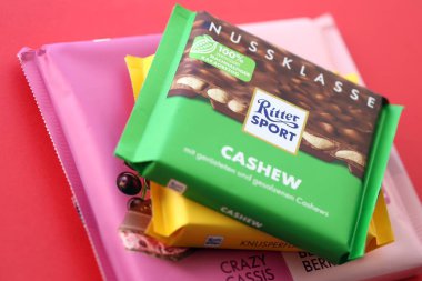 KYIV, UKRAINE - 19 Nisan 2025 Birkaç Ritter çikolatası yakın plan kağıdında. Knusperflakes tadı Kaju NussKlass ve Fruity Duo ile