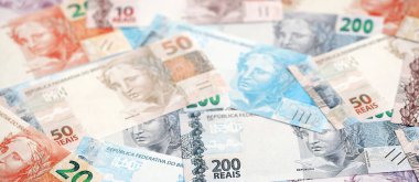 Brezilya Reais banknotları. Mevcut Brezilya gerçek para faturaları masada büyük miktarda yatıyor. Brezilya 'da iş ve yatırım kavramı