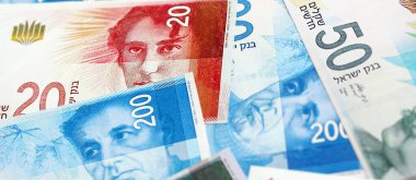 Israel New Shekels banknotları. İsrail 'in şu anki para faturaları büyük miktarda masada yatıyor. İsrail 'de iş ve yatırım kavramı