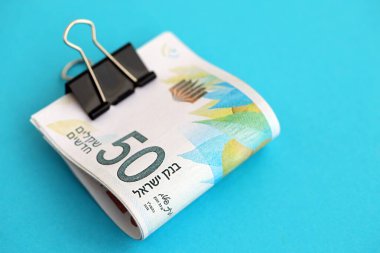 Israel New Shekels banknotları mavi arka planda. İsrail 'in şu anki para banknotları büyük oranda mavi üzerine yatar. İsrail 'de iş ve yatırım kavramı
