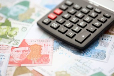 Pakistan banknotları ve hesap makinesi. Pakistan 'ın mevcut para ve hesap makinesi büyük miktarda masada yatıyor. Pakistan 'da vergi ve para sayımı kavramı