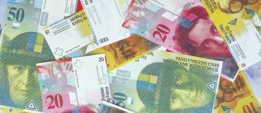 İsviçre frangı banknotları. Mevcut frank para faturaları büyük miktarda masada yatıyor. İsviçre 'de iş ve yatırım kavramı