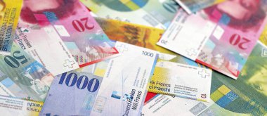 İsviçre frangı banknotları. Mevcut frank para faturaları büyük miktarda masada yatıyor. İsviçre 'de iş ve yatırım kavramı