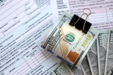 Masada 1040 bireysel gelir vergisi iadesi formuyla birlikte büyük miktarda Amerikan dolarları var. ABD 'de vergilendirme ve muhasebe kavramı