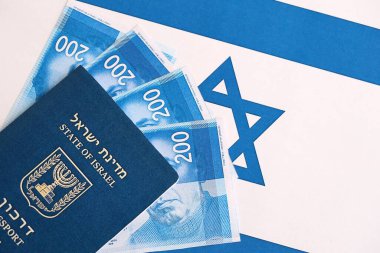 İsrail Yeni Şekelleri 'nin banknotları ve pasaportu bayrağın üzerinde. İsrail 'in mevcut para faturaları ve biyometrik geçiş bayrağında büyük miktarda yer alıyor. İsrail 'de seyahat ve tatil kavramı