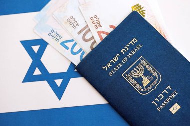 İsrail Yeni Şekelleri 'nin banknotları ve pasaportu bayrağın üzerinde. İsrail 'in mevcut para faturaları ve biyometrik geçiş bayrağında büyük miktarda yer alıyor. İsrail 'de seyahat ve tatil kavramı