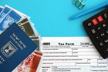 İsrail 'in yeni şekeri pasaport ve vergi formlarıyla dolu. Şu anki İsrail parası ve vergileri yakın plan. İsrail 'de vergi ödeme ve muhasebe kavramı