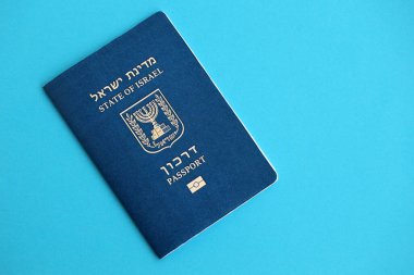 Mavi üzerine İsrail pasaportu. İsrail 'in mevcut biyometrik geçidi mavi arka planda yatıyor. İsrail 'de vatandaşlık kavramı