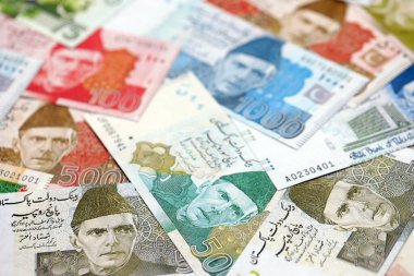 Pakistan banknotları. Pakistan 'ın mevcut para faturaları büyük miktarda masada yatıyor. Pakistan 'da iş ve yatırım kavramı