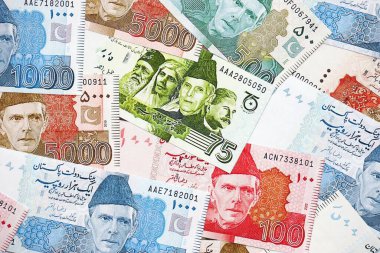 Pakistan banknotları. Pakistan 'ın mevcut para faturaları büyük miktarda masada yatıyor. Pakistan 'da iş ve yatırım kavramı