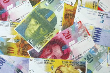 İsviçre frangı banknotları. Mevcut frank para faturaları büyük miktarda masada yatıyor. İsviçre 'de iş ve yatırım kavramı