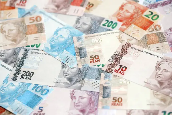 Brezilya Reais banknotları. Mevcut Brezilya gerçek para faturaları masada büyük miktarda yatıyor. Brezilya 'da iş ve yatırım kavramı