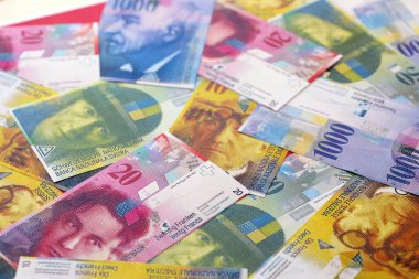 İsviçre frangı banknotları. Mevcut frank para faturaları büyük miktarda masada yatıyor. İş ve yatırım kavramı