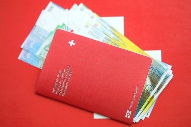 İsviçre frangı banknotları ve bayrak üzerinde biletleri olan pasaport. Mevcut para faturaları ve biyometrik geçiş bayrağın üzerinde. İsviçre 'de seyahat ve tatil kavramı