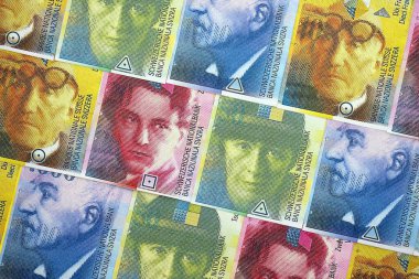 İsviçre frangı banknotları. Mevcut frank para faturaları masanın üzerinde çok yakın mesafede duruyor. İsviçre 'de iş ve yatırım kavramı