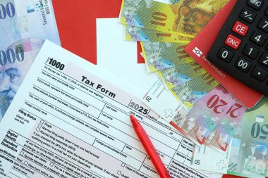 İsviçre frangı banknotları ve vergi formları. Mevcut para faturaları vergi formu ve bayraklarda yatıyor. İsviçre 'de vergilendirme kavramı