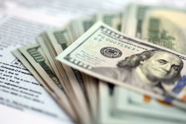 Masada 1040 bireysel gelir vergisi iadesi formuyla birlikte büyük miktarda Amerikan dolarları var. ABD 'de vergilendirme ve muhasebe kavramı